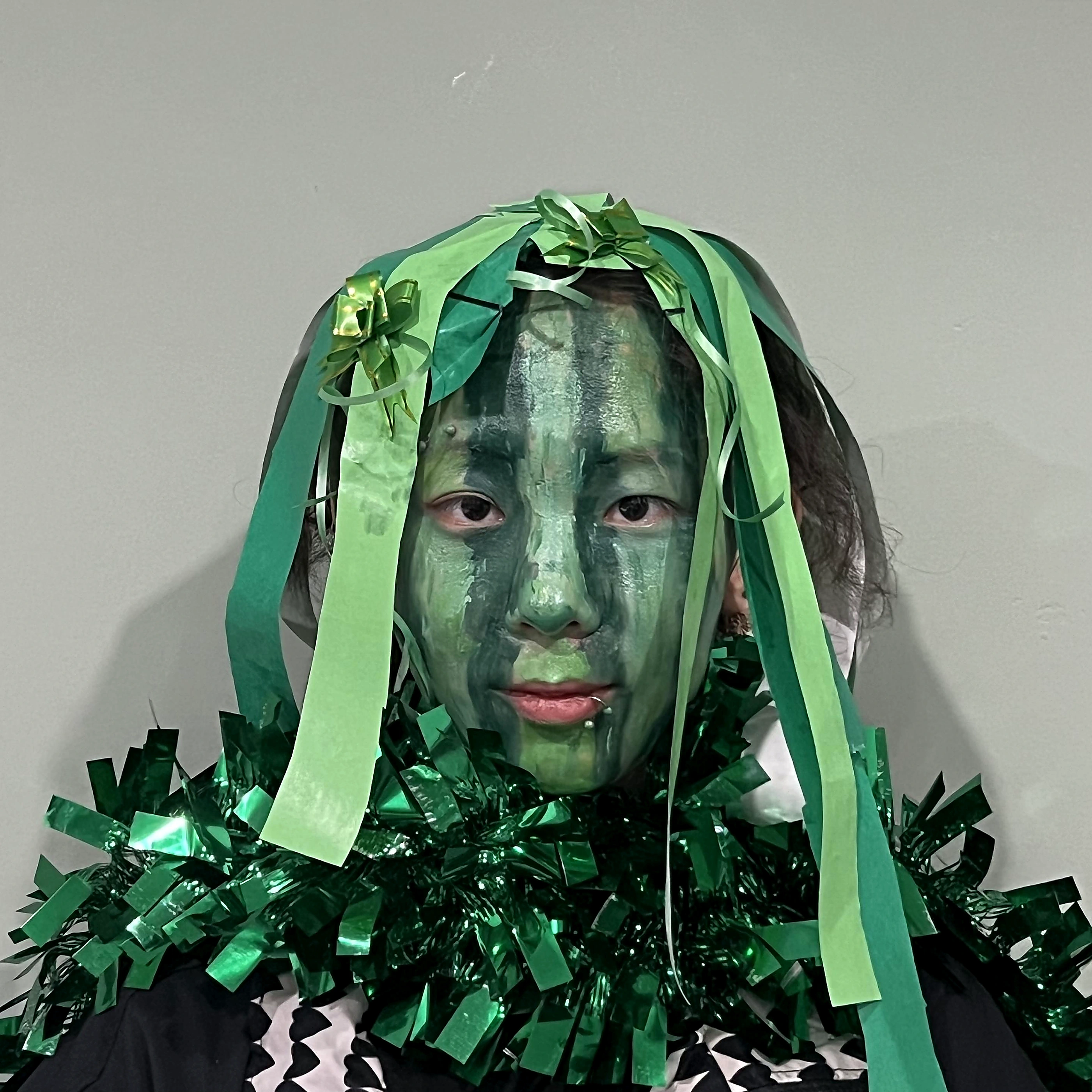 覆盖绿色面部彩绘与缎带的网络身份行为表演