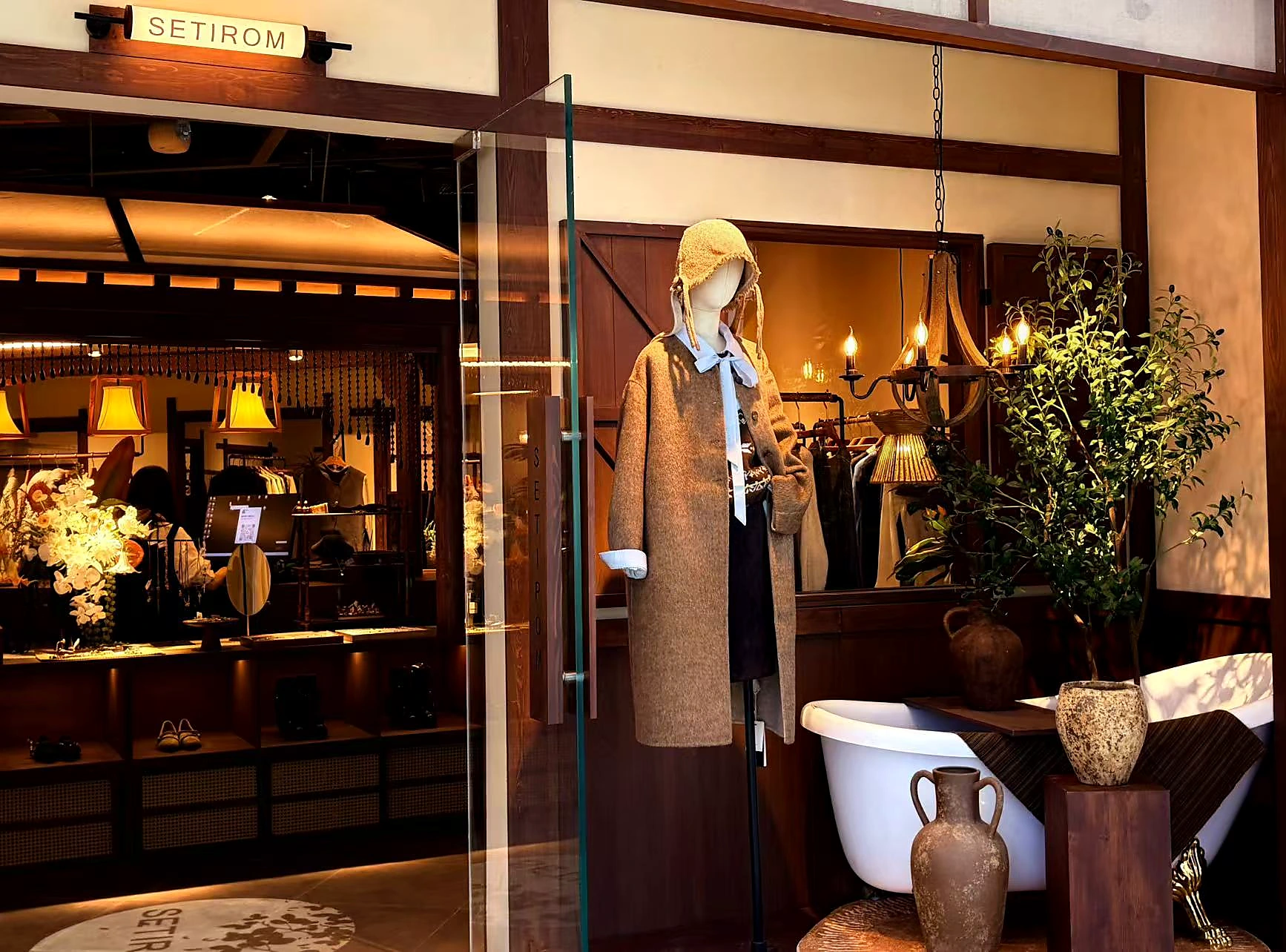 西町村屋 SETIROM 门店入口与橱窗陈列